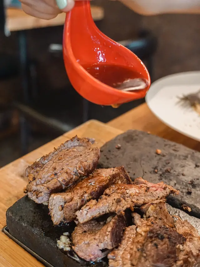 200g就大概係一隻手嘅份量 厚度都有兩至三cm 一上枱店員都好詳細咁解釋點樣煎塊牛扒首先要係熱石度煎熟 再放喺凍石到放涼 避免過熟 一開始都有少少手忙腳亂 但係都幾有趣 因為係自己煎 所以熟度可以自行調整 另外會配黑椒汁或者洋蔥汁 亦都可以跟飯意粉或者薯條 今次就揀咗薯條 份量超級多