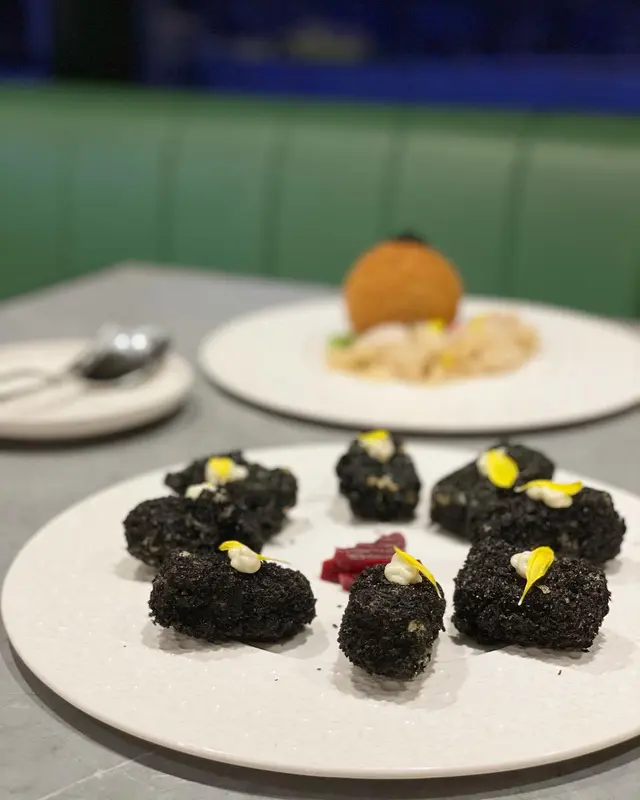 黑金竹炭豆腐配法式紫椰菜