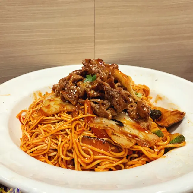 泡菜肥牛炒淮山麵