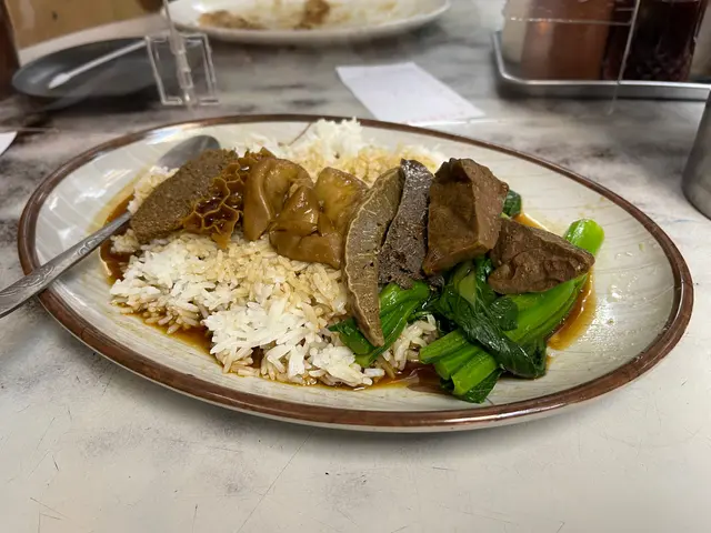 牛汁味道香濃，牛雜入味，又不會過咸而蓋過牛雜香味。可怕白飯的水準十分差，水份太多以致有溶爛的飯粒，影響口感。