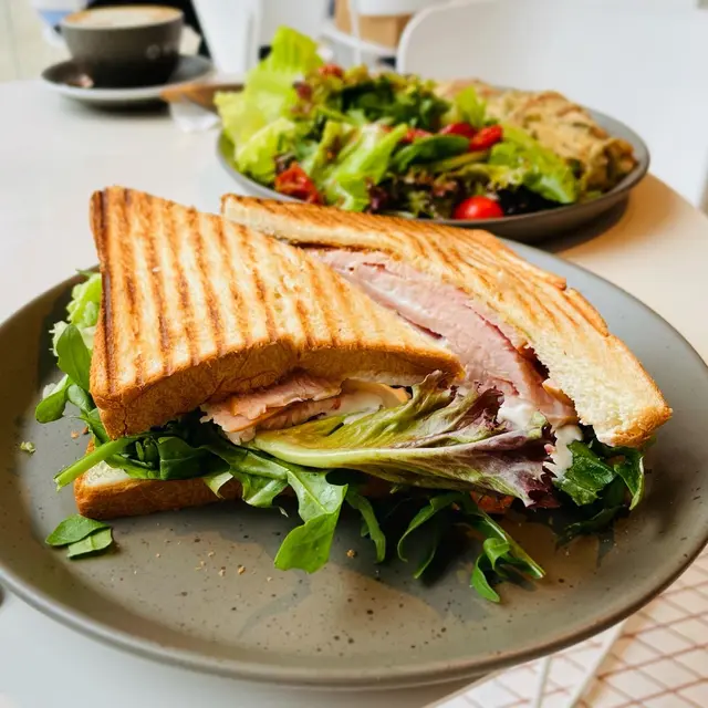 火雞胸蕃茄三文治配希臘乳酪醬