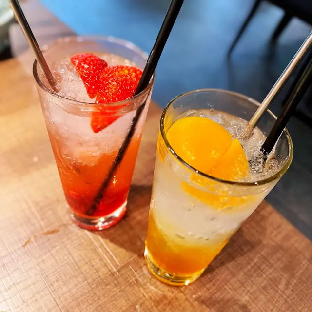 士多啤梨紅莓梳打 & 百香果蜜桃蘇打