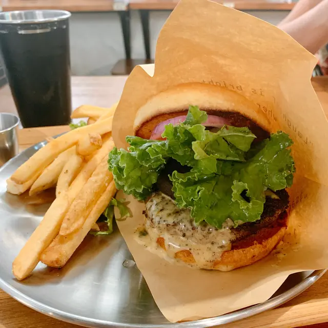 烤大啡菇黑松露芝士牛肉漢堡(配薯條+沙律)