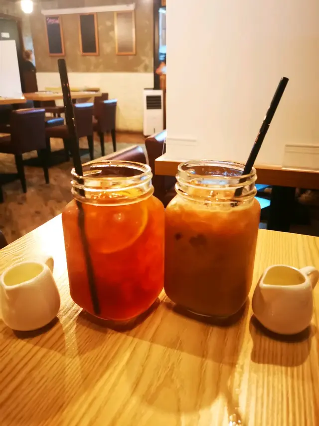 凍檸茶及凍咖啡,糖水另上