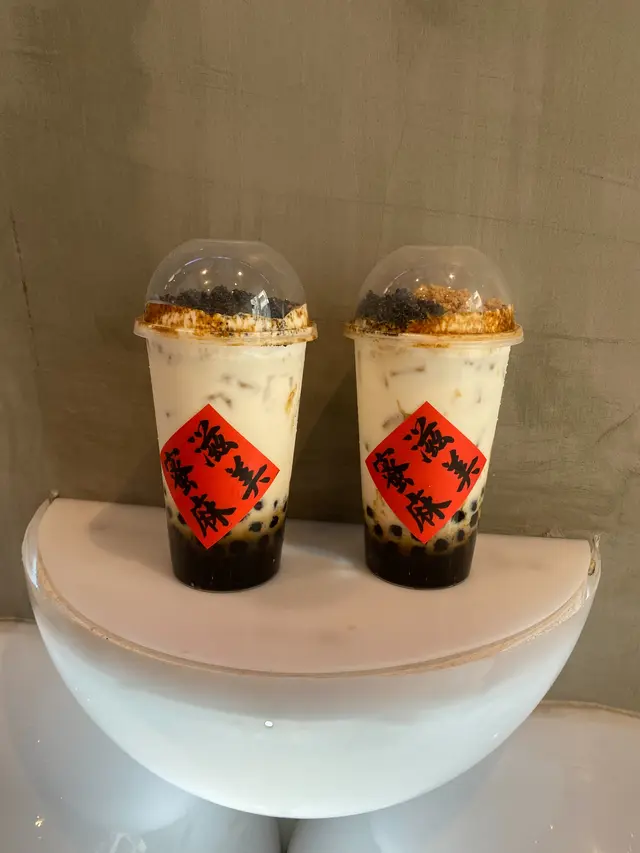 花芝黑糖珍珠鮮奶 (左) + 芝麻黑糖珍珠鮮奶(右)