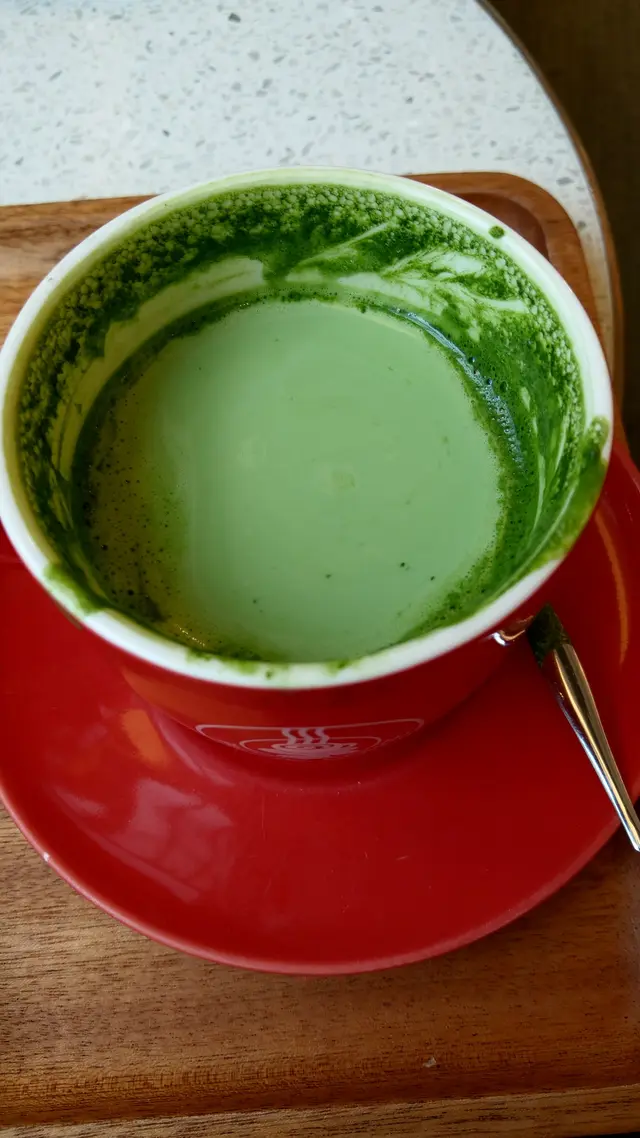 頗熱的水溫把抹茶的清香發揮得淋漓盡致；口感順喉