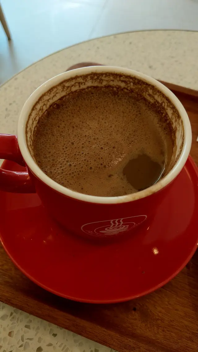 濃厚的奶泡，接著入口是香甜而不甜膩的熱朱古力，順喉好喝