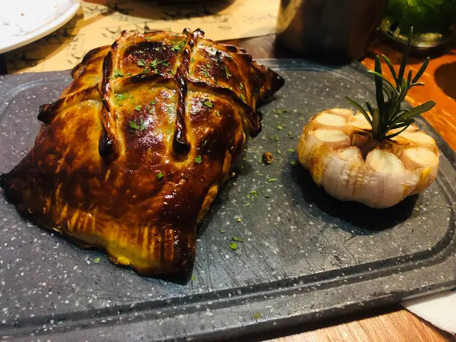 第一次食呢間，兩個人食完全足夠，切開可能需要技巧（因為一切外皮就碎），不過內裡肉汁鮮美，而且有點韌，需要D牙力，不過呢個價錢食到呢個質素嘅威靈頓牛柳，已經不錯了😜