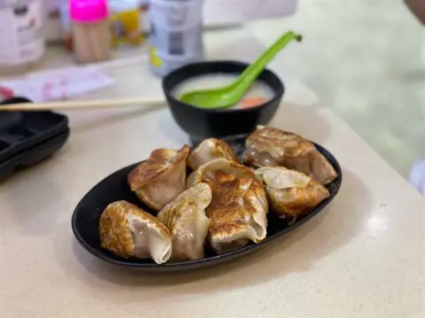 芝士豬肉餃拼香辣豬肉餃