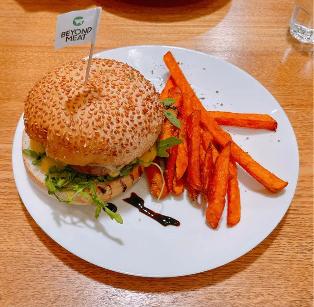 之前我都聽過Beyond meat，今次終於試到 ，雖然食得出同牛肉有分別，但我覺得口感或者味道完全無輸蝕，加上自家配製的芝士醬，配埋又脆又甜嘅番薯條，真係好滿足！🍔