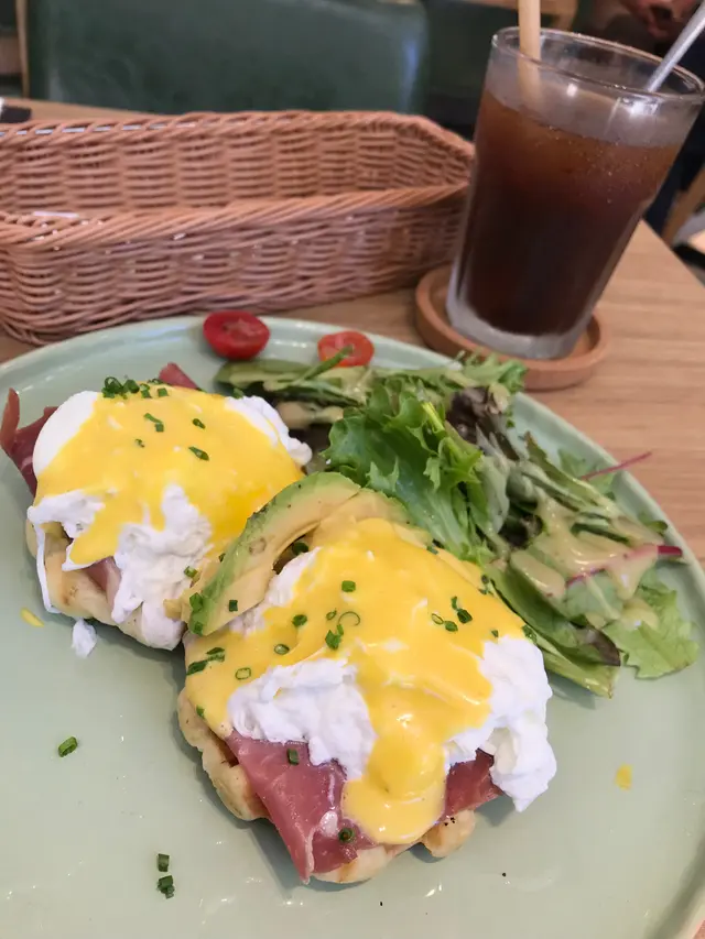 Scrambled. egg waffle w/ bacon & salad