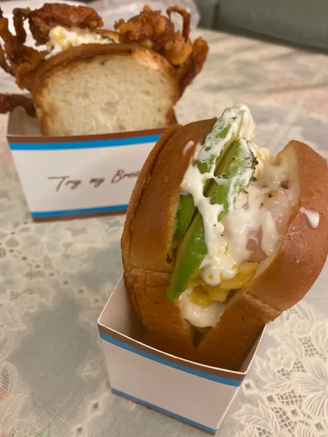 牛油果蝦仁滑蛋吐司