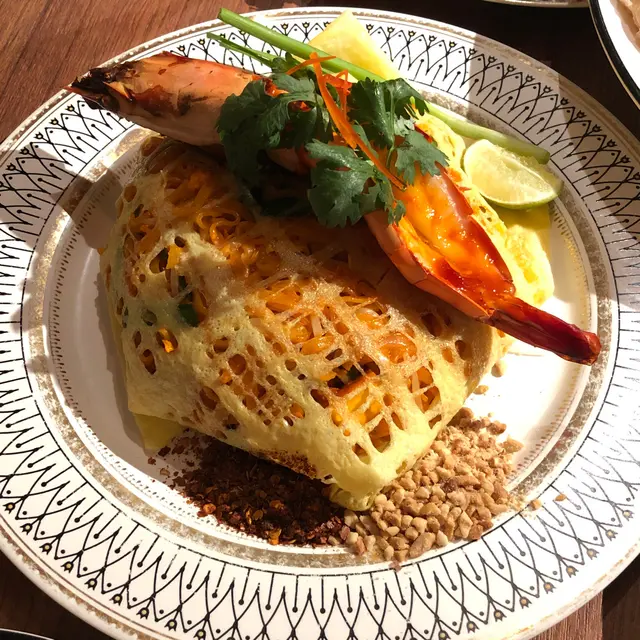 蛋包泰式炒金邊粉伴扒大虎蝦