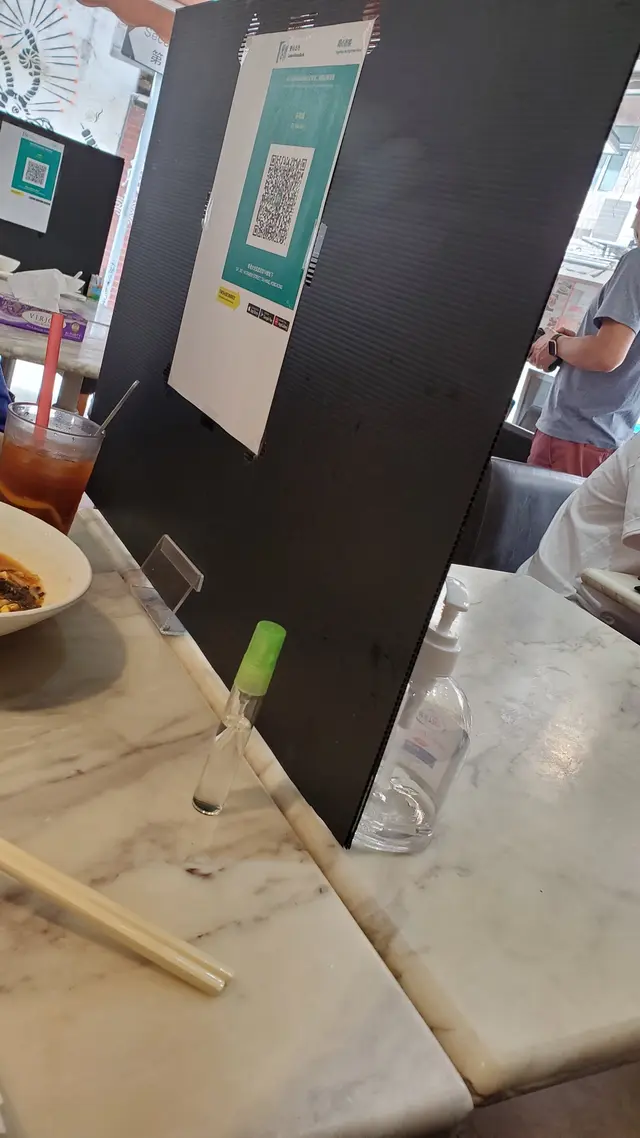 我哋要求下侍應先放返個隔板喺中間，但繼續話我哋有問題