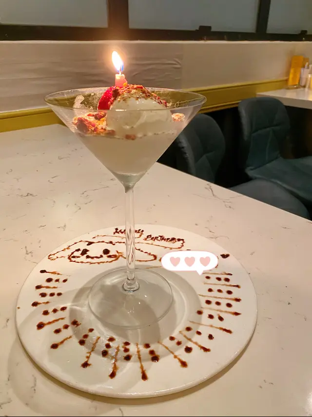 白松露雪糕配凍乾草莓