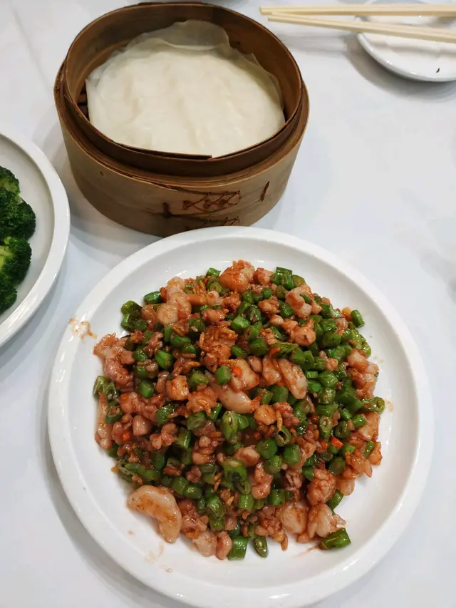 呢個幾特別蝦仁雞肉炒豆角有塊皮好似片皮鴨咁包嚟食,可惜得6塊本來剛好一人一塊,但最底果塊無紙墊又難攞,最後有個同學就試唔到包嚟食,諗住同部長講,同學話算