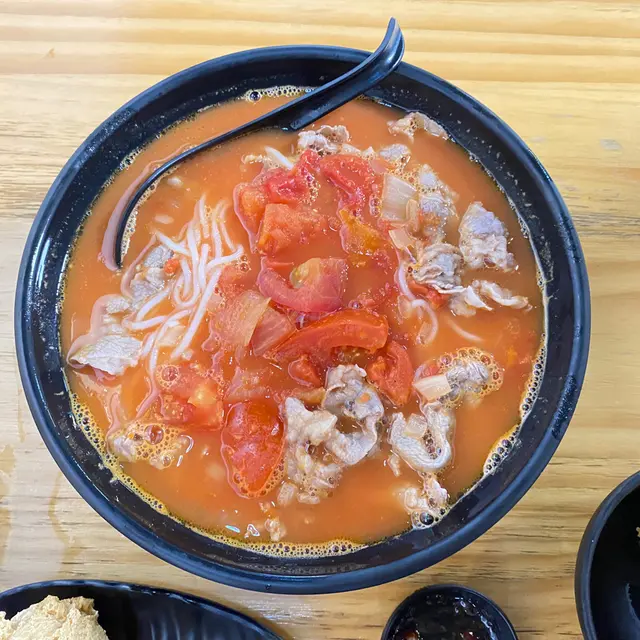 鮮茄濃湯肥牛米線