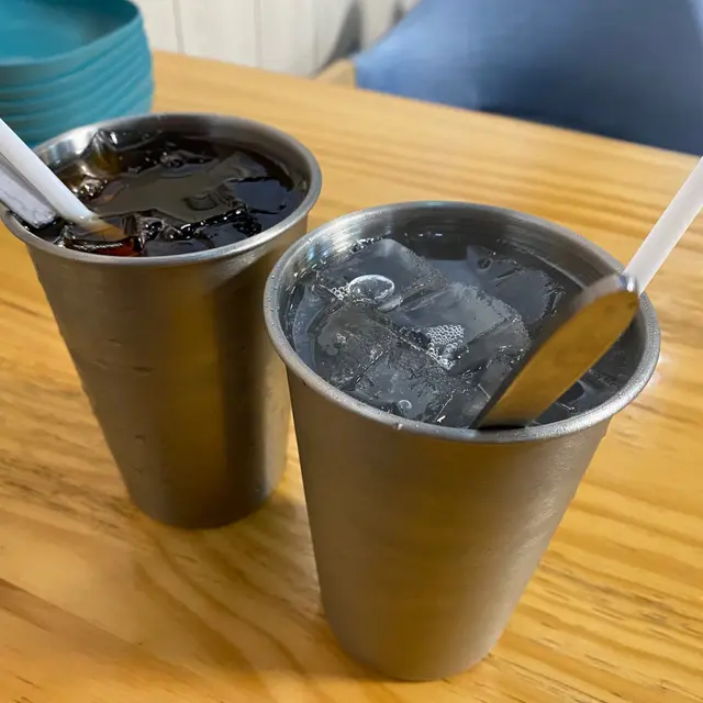 咸檸七（右）及凍檸茶（左）