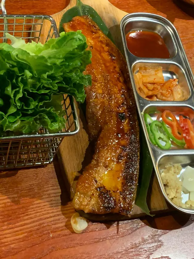 呢個算唔錯，但明顯唔夠菜包住啲豬肉嚟食