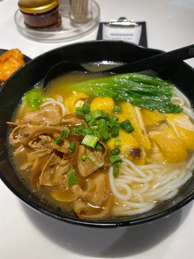 豚肉拼鮮雞湯米線