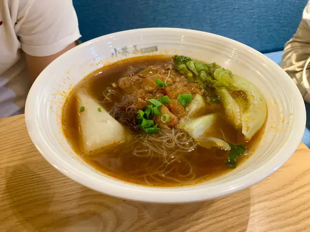 小巷弄半筋半肉牛骨湯米粉