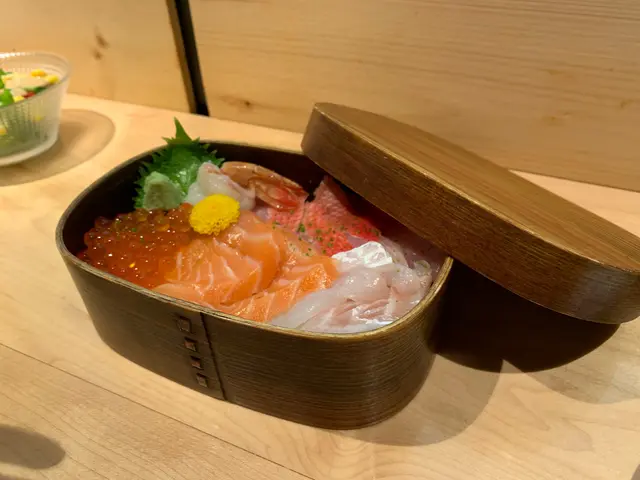 好足料，鯛魚大大塊，上面有少少柚子皮碎，味道清爽。