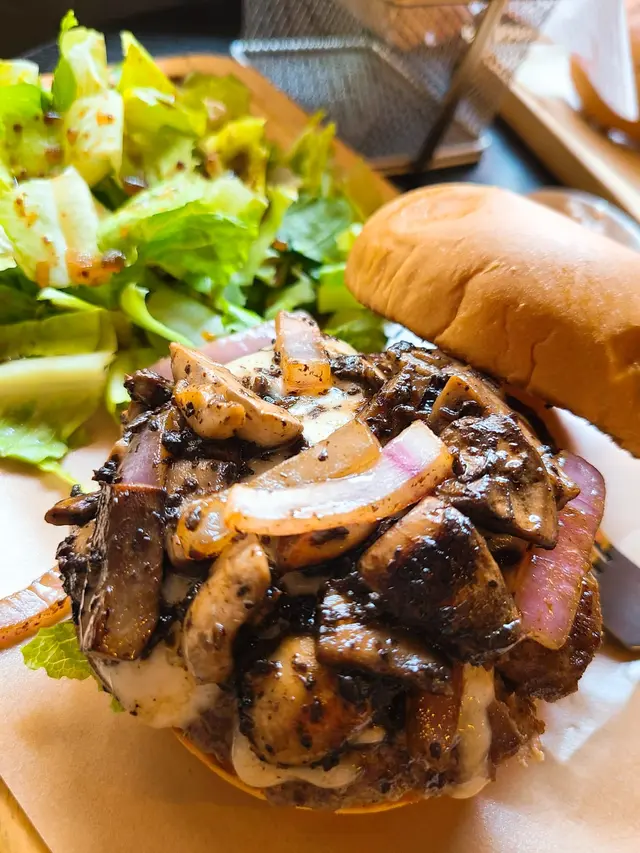 🔸手打牛肉有些微調味，肉嫩多汁，唔油膩
🔸黑松露味香濃，蘑菇好多汁
🔸麵包鬆軟有牛油香味，麵包甜甜的