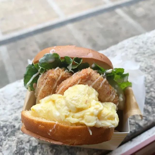 菠蘿炸蝦堡滑蛋吐司