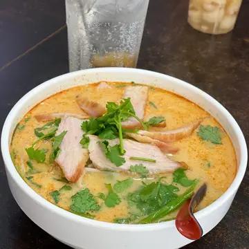 冬陰公豬頸肉湯金邊粉