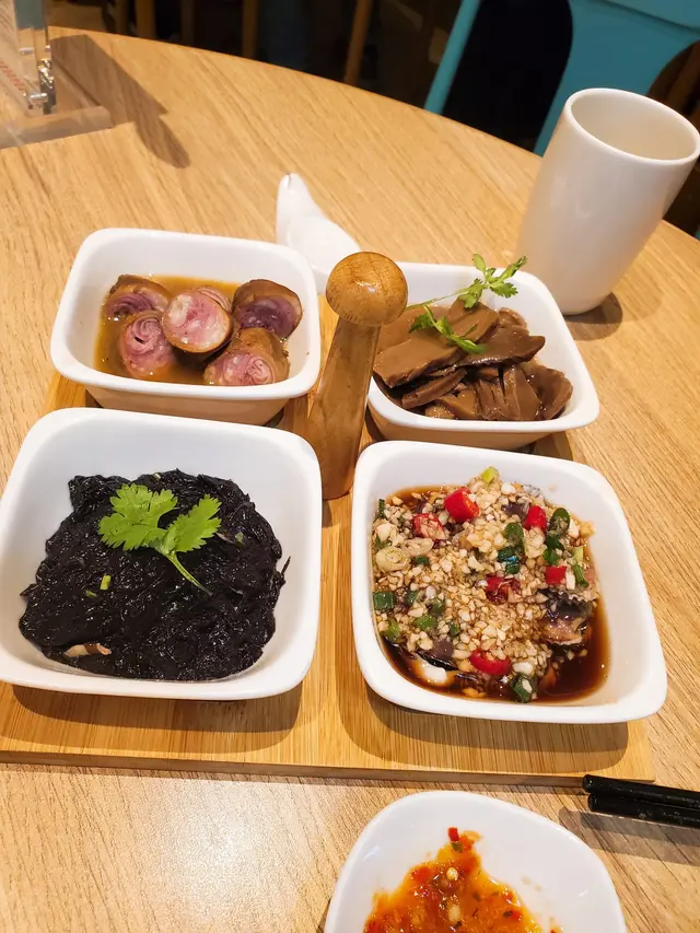 🔸九轉小腸：九摺式包法既層層豬腸，醬汁調配不錯，食落爽口
🔸水紫菜：酸酸的好開胃
🔸一品醉蚶：辣到適中，鹹味適中, 蚶是生醃的
🔸燜筍乾