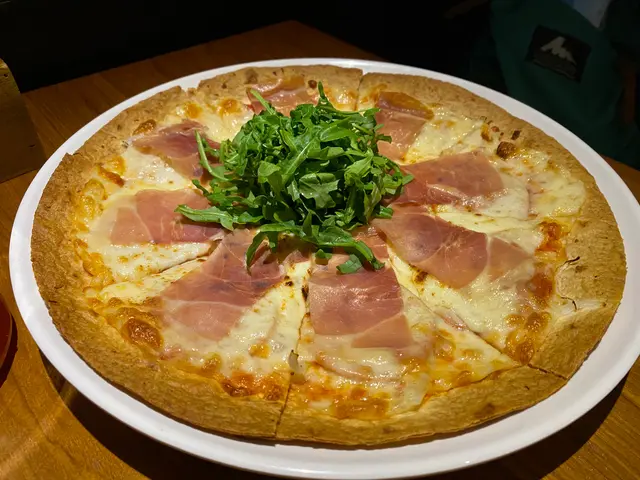 意式辣肉腸帕爾馬火腿薄餅