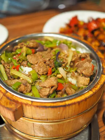 小炒牛肉木桶饭