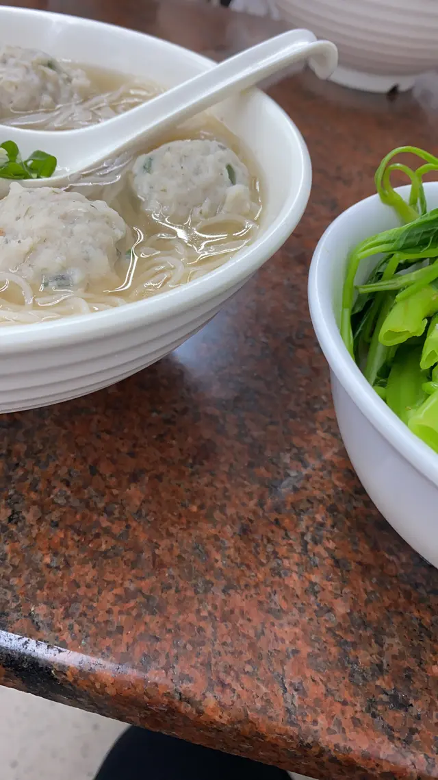 鯪魚球米，油菜。