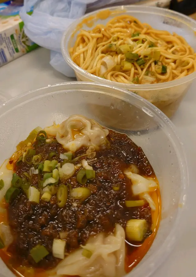 紅油抄手(前)擔擔麵(後)