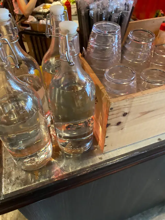 會有個自助區可以自己斟水飲。