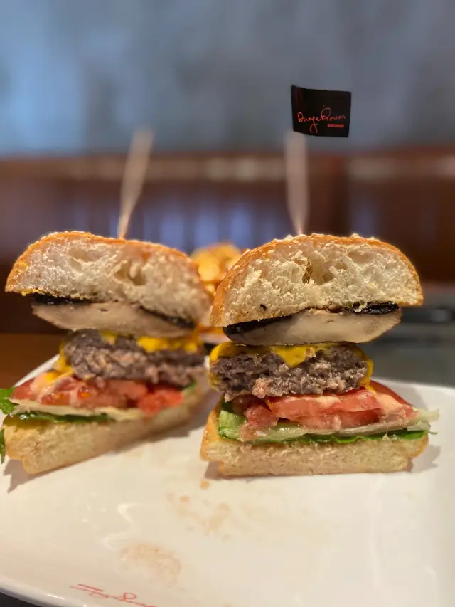 餐廳好細心咁分開兩份可以方便食同share，如果唔鍾意可以落單請提出。