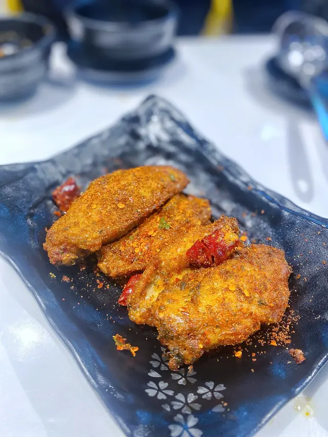 雞翼咬落去會有小小肉汁,肉質算嫩滑,比起個烤魚佢仲要再辣啲。