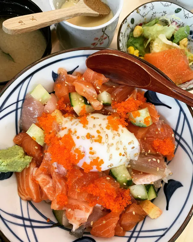 我叫角切魚生飯，佢根本係角切三文魚飯，too bad 本來呢樣嘢通常係平均咩都有，頂多3-4成三文魚，撈埋食係Ok，但佢成7-8成三文魚，縮數太深 