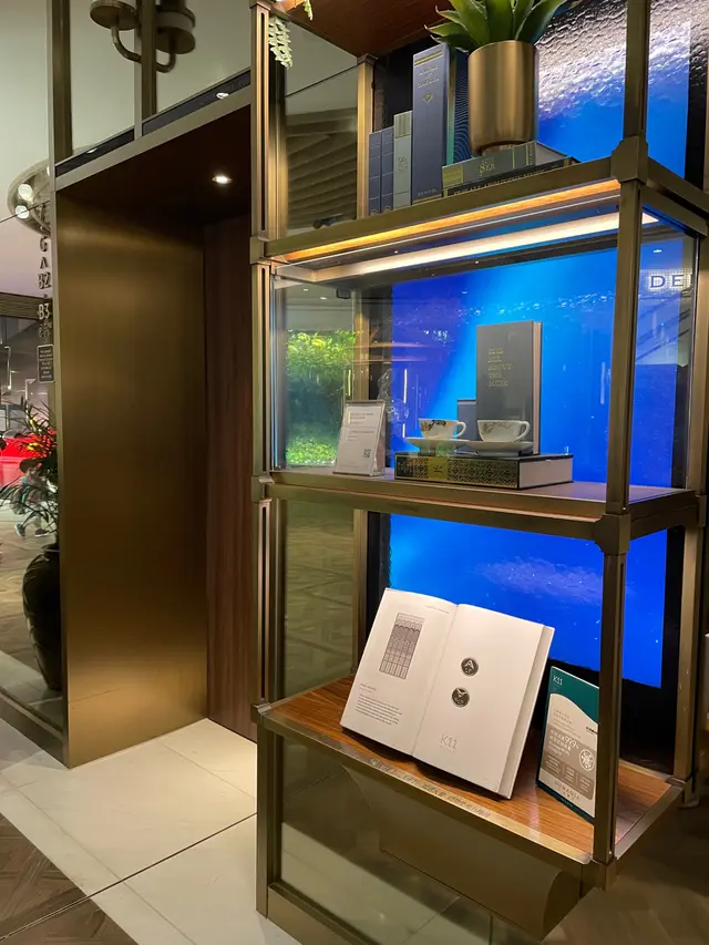 搭lift 要咁果個掣响本書上面……. 真係阿茂整餅!