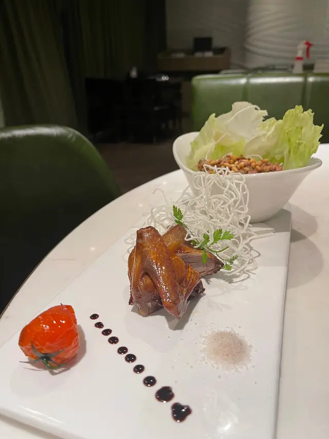 脆皮乳鴿配鴿鬆