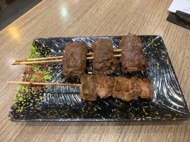 孜然燒金菇肥牛卷、孜然燒西班牙豬護心肉