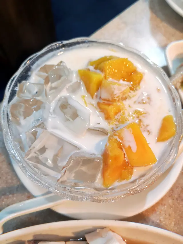 類似芒果加啫喱凍，份量適中，都算係OK嘅飯後甜品囉