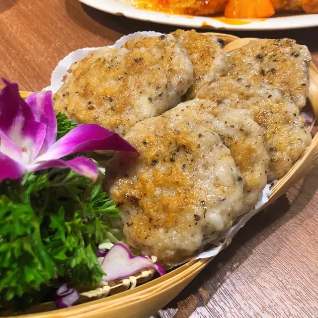 香煎黑松露手打蓮藕墨魚餅