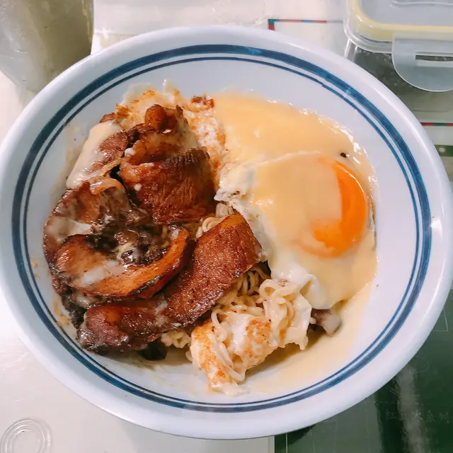 芝士汁豬頸肉煎蛋撈公仔麵