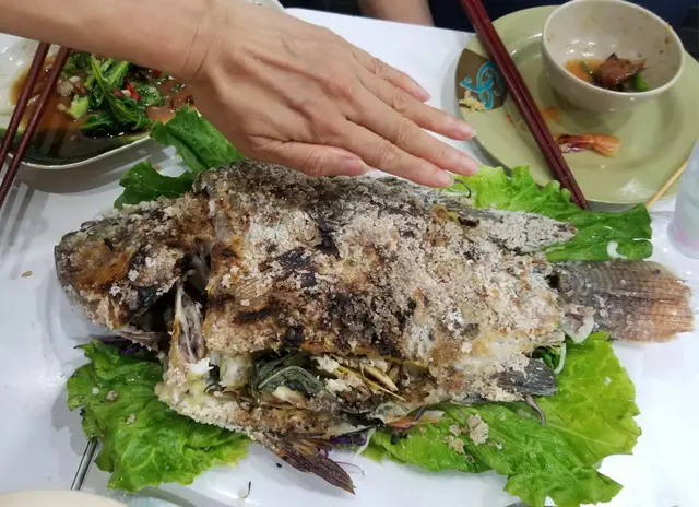 鹽燒鯽魚，海鮮黃咖喱