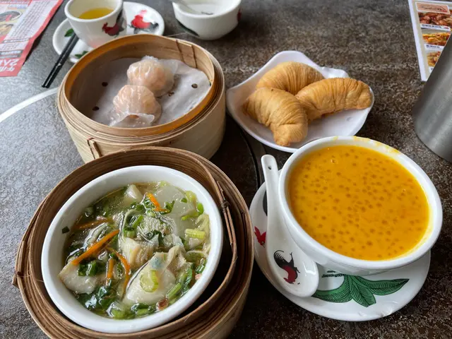 蝦餃、蘿蔔絲酥餅、薑蔥牛柏葉、南瓜珍珠露