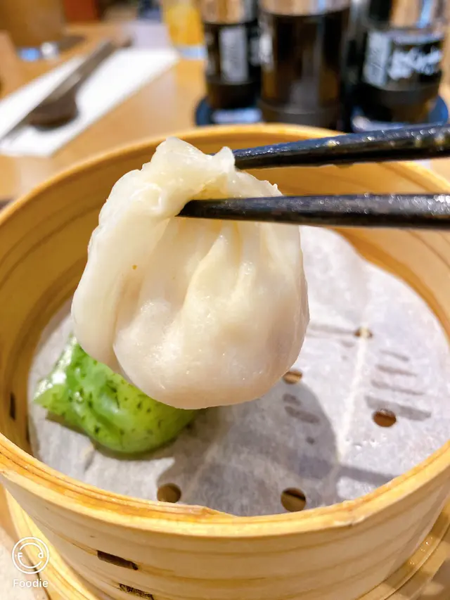 小籠包皮薄,多汁好食;菠菜蝦餃啲餡好實淨,幾好食