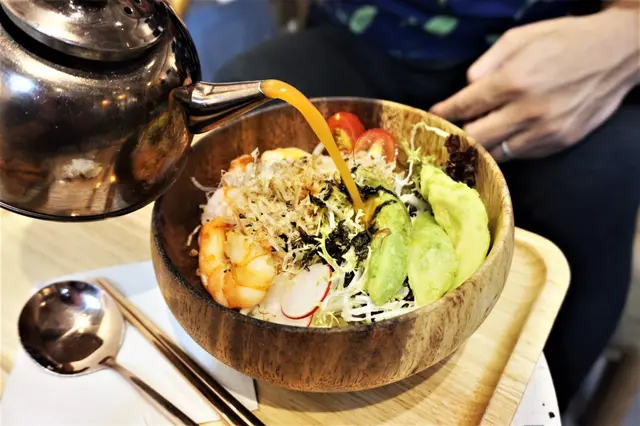 龍蝦湯配牛油果大蝦稻庭烏冬