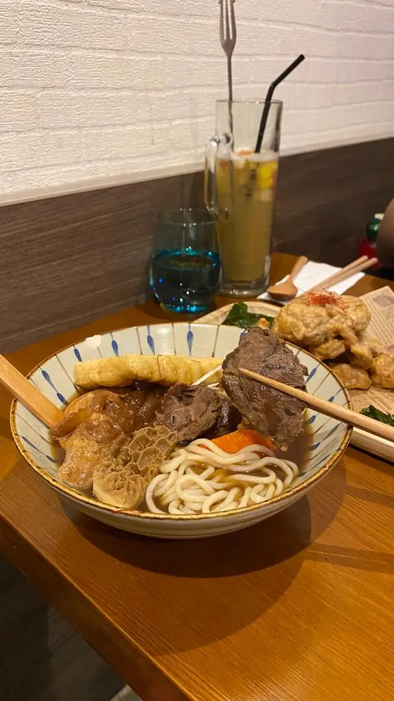 牛肉麵湯底好濃郁，除咗牛肉，仲有滷味同豆卜，好豐富！