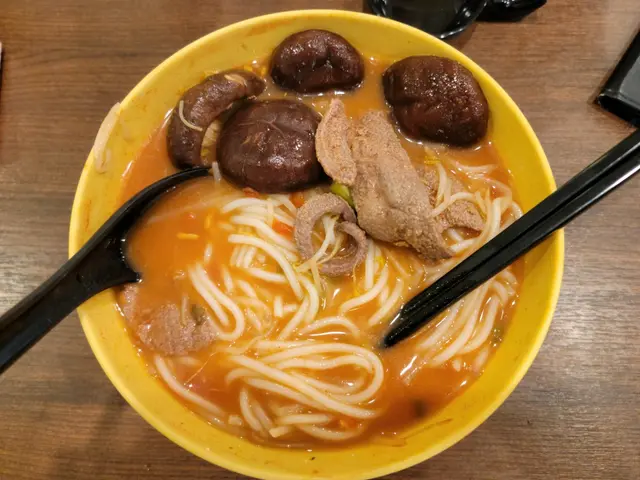 豬潤、冬菇、芽菜番茄米線